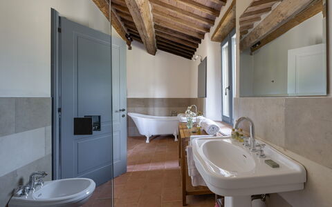 Villa Aiale: Espejo, Grifo, Arreglo De Tubería, Lavabo, Lavabo Del Baño, Propiedad, Baño, Púrpura, Diseño De Interiores, Encendiendo