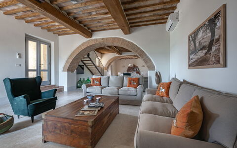 Villa Aiale: Mueble, Mesa, Propiedad, Sofá, Marco, Madera, Diseño De Interiores, Sala, Comodidad, Suelo