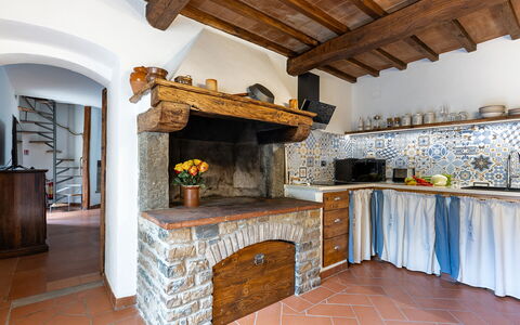 Villa Chicco: Edificio, Hogar, Madera, Diseño De Interiores, Sala, Piso, Suelo, Haz, Ladrillo, Manchas De Madera