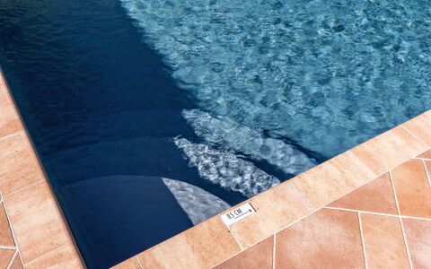 Villa Chicco: Agua, Azur, Azul, Rectángulo, Superficie De La Carretera, Madera, Asfalto, Piso, Suelo, Agua