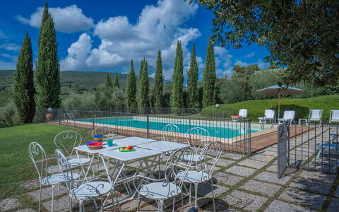 La Tesa Country House With Pool S. Gimignano: Cielo, Nube, Agua, Mesa, Planta, Árbol, Silla, Piscina, Mueble Para Exteriores, Paisaje Natural