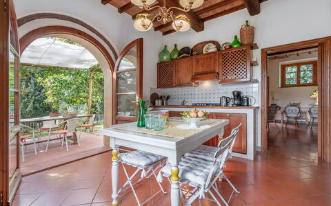 La Tesa Country House With Pool S. Gimignano: Mesa, Mueble, Madera, Mostrador, Silla, Cocina, Diseño De Interiores, Manchas De Madera, Piso, Suelo