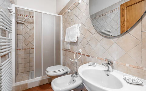 La Tesa Country House With Pool S. Gimignano: Espejo, Marrón, Grifo, Arreglo De Tubería, Lavabo Del Baño, Lavabo, Propiedad, Baño, Diseño De Interiores, Púrpura