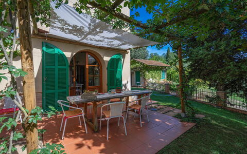 La Tesa Country House With Pool S. Gimignano: Edificio, Planta, Mesa, Mueble, Ventana, Árbol, Sombra, Silla, Mueble Para Exteriores, Mesa Al Aire Libre