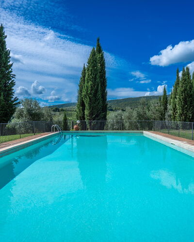 La Tesa Country House With Pool S. Gimignano: Azul, Piscina, Eco Hotel, Paisajismo, Hacienda, Hojas Perennes, Alerce, Villa