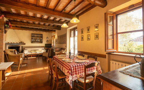 La Maggiolina & La Bastide: Mesa, Mueble, Propiedad, Ventana, Silla, Madera, Diseño De Interiores, Edificio, Casa, Bienes Raíces