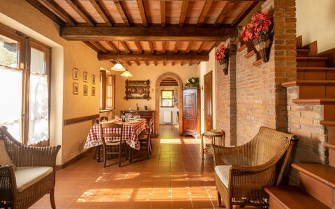 La Maggiolina & La Bastide: Mueble, Propiedad, Ventana, Edificio, Madera, Silla, Mesa, Diseño De Interiores, Arquitectura, Piso