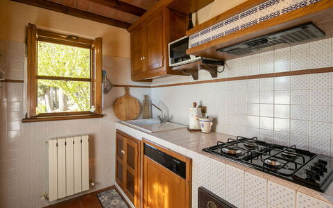 La Maggiolina & La Bastide: Mostrador, Gabinetes, Propiedad, Aparato De Cocina, Ventana, Estufa De Gas, Cocina, Estufa De Cocina, Edificio, Madera