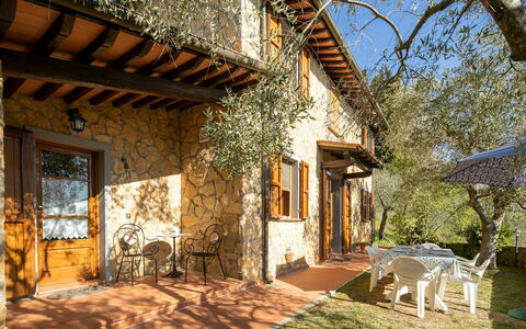 La Maggiolina & La Bastide: Edificio, Planta, Ventana, Cielo, Árbol, Sombra, Luz De Sol, Madera, Casa, Cabaña