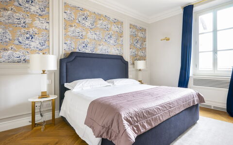 Albizi Penthouse Luxury Apartment In Florence By P: Mueble, Propiedad, Ventana, Azul, Azur, Edificio, Madera, Textil, Comodidad