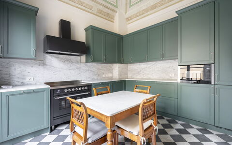 Albizi Penthouse Luxury Apartment In Florence By P: Gabinetes, Mostrador, Mueble, Estufa De Cocina, Madera, Cocina, Mesa, Aparato De Cocina, Diseño De Interiores, Arquitectura