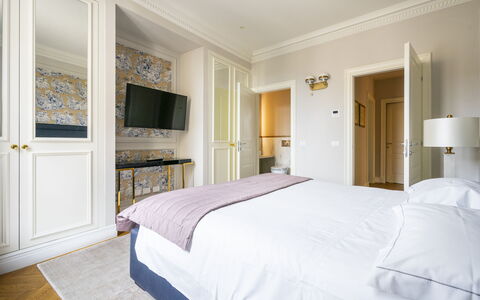 Albizi Penthouse Luxury Apartment In Florence By P: Mueble, Propiedad, Comodidad, Edificio, Azur, Madera, Cama, Diseño De Interiores, Lámpara, Marco De La Cama