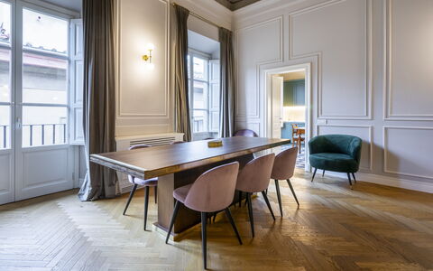 Albizi Penthouse Luxury Apartment In Florence By P: Mesa, Propiedad, Mueble, Ventana, Edificio, Madera, Salón, Marco, Silla, Diseño De Interiores