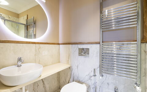 Albizi Penthouse Luxury Apartment In Florence By P: Arreglo De Tubería, Propiedad, Espejo, Grifo, Lavabo, Lavabo Del Baño, Baño, Diseño De Interiores, Madera, Suelo