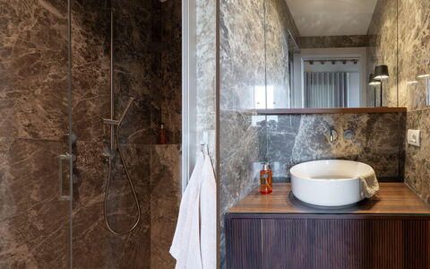 Correggiolo Spereto Apartment With Pool, Montaione: Marrón, Arreglo De Tubería, Grifo, Espejo, Lavabo, Madera, Baño, Piso, Lavabo Del Baño, Madera Dura