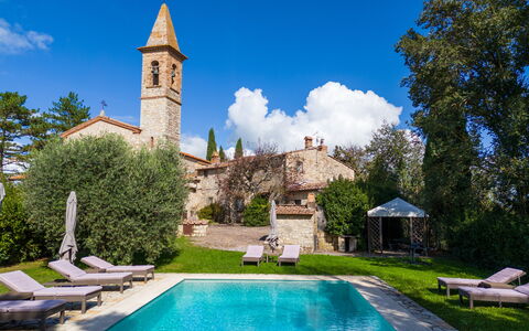 Villa Pietrafitta: Agua, Planta, Nube, Cielo, Propiedad, Edificio, Verde, Azul, Azur, Árbol