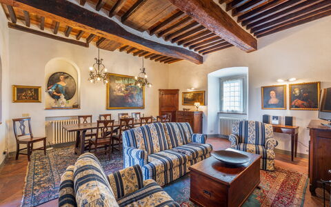 Villa Pietrafitta: Marco, Mueble, Propiedad, Mesa, Silla, Madera, Encendiendo, Diseño De Interiores, Suelo, Sala