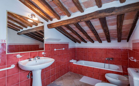Villa Pietrafitta: Grifo, Arreglo De Tubería, Propiedad, Lavabo, Baño, Lavabo Del Baño, Encendiendo, Diseño De Interiores, Púrpura, Madera