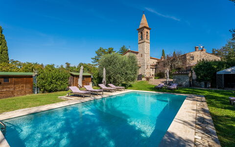 Villa Pietrafitta: Agua, Planta, Cielo, Propiedad, Edificio, Piscina, Azur, Naturaleza, Árbol, Arquitectura