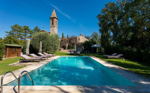 Villa Pietrafitta: Agua, Planta, Cielo, Árbol, Naturaleza, Azur, Edificio, Piscina, Ocio, Hierba