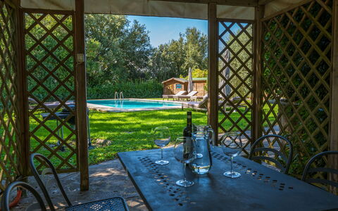 Villa Pietrafitta: Planta, Mesa, Mueble, Edificio, Vajilla, Azur, Silla, Arquitectura, Diseño De Interiores, Árbol