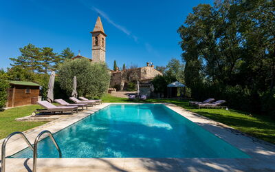 Villa Pietrafitta: Agua, Planta, Cielo, Árbol, Naturaleza, Azur, Edificio, Piscina, Ocio, Hierba