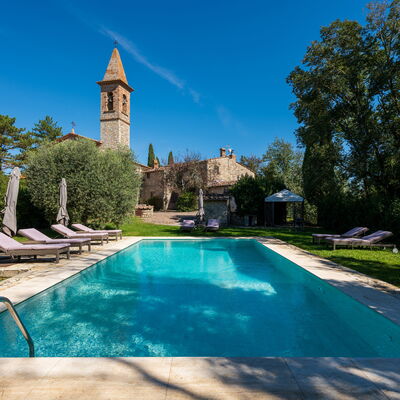 Villa Pietrafitta: Agua, Planta, Cielo, Árbol, Naturaleza, Azur, Edificio, Piscina, Ocio, Hierba