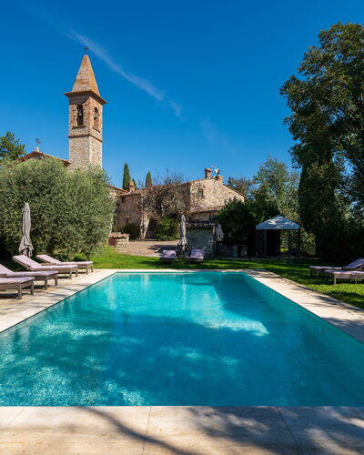 Villa Pietrafitta: Agua, Planta, Cielo, Árbol, Naturaleza, Azur, Edificio, Piscina, Ocio, Hierba