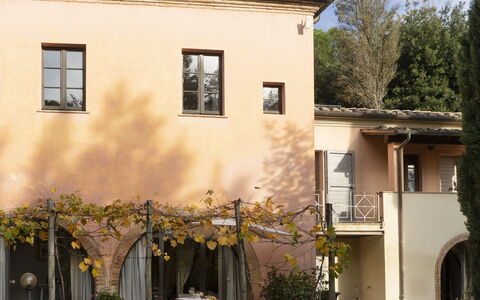 Borgo Dolciano: Edificio, Planta, Cielo, Nube, Ventana, Árbol, Casa, Cabaña, Fachada, Arecales