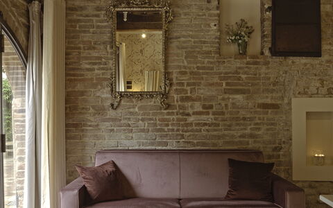 Borgo Dolciano: Marrón, Mueble, Sofá, Madera, Diseño De Interiores, Rectángulo, Piso, Suelo, Sala, Madera Dura