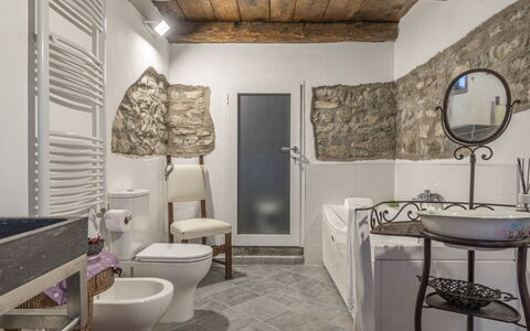 Orazio Liberty House,Lunigiana, Nature: Propiedad, Espejo, Marco, Arreglo De Tubería, Púrpura, Arquitectura, Diseño De Interiores, Suelo, Piso, Baño