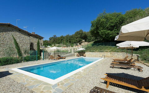 Casa Minuccia: Agua, Planta, Piscina, Edificio, Azur, Cielo, Sombra, Rectángulo, Ocio, Barrio Residencial