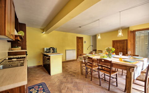 Casa Minuccia: Mesa, Mueble, Mostrador, Madera, Gabinetes, Cocina, Arquitectura, Diseño De Interiores, Piso, Suelo