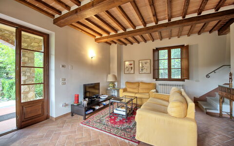 Casa Minuccia: Mueble, Sofá, Marco, Ventana, Madera, Sala, Diseño De Interiores, Mesa, Suelo, Sombra