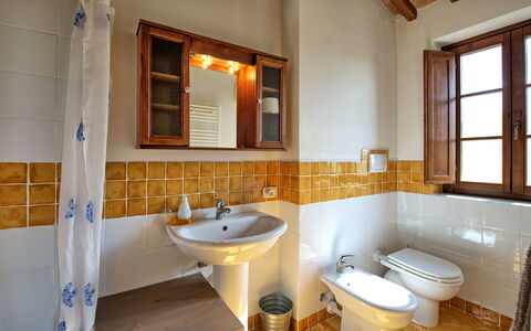 Casa Minuccia: Espejo, Grifo, Arreglo De Tubería, Lavabo, Propiedad, Lavabo Del Baño, Baño, Púrpura, Ventana, Diseño De Interiores