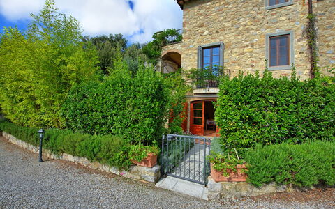 Casa Minuccia: Planta, Nube, Ventana, Edificio, Cielo, Hierba, Barrio Residencial, Casa, Arbusto, Fachada