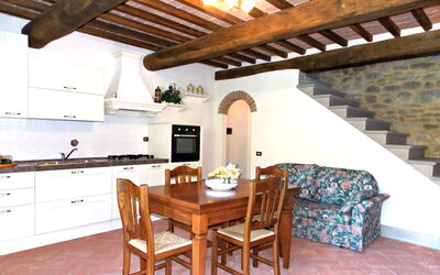 Marino 2: Propiedad, Habitación, Edificio, Mueble, Diseño De Interiores, Casa, Haz, Techo, Ático, Mesa