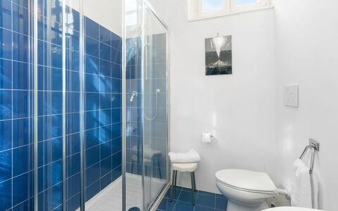 Poggetti San Luigi Country Home Follonica: Propiedad, Arreglo De Tubería, Azur, Azul, Baño, Púrpura, Diseño De Interiores, Edificio, Baño