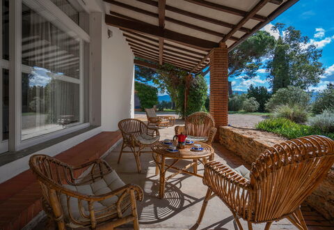 Poggetti San Luigi Country Home Follonica: Planta, Mueble, Mesa, Propiedad, Silla, Sombra, Mueble Para Exteriores, Madera, Cielo, Árbol