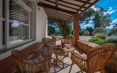 Poggetti San Luigi Country Home Follonica: Planta, Mueble, Mesa, Propiedad, Silla, Sombra, Mueble Para Exteriores, Madera, Cielo, Árbol