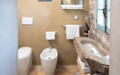 La Casa Sul Forte: Espejo, Arreglo De Tubería, Grifo, Lavabo, Lavabo Del Baño, Baño, Púrpura, Diseño De Interiores, Suelo, Pared