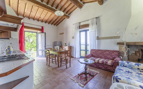 Marcigliana Cottage, Pool, Radicondoli: Mueble, Mesa, Diseño De Interiores, Ventana, Madera, Sofá, Sala, Suelo, Piso