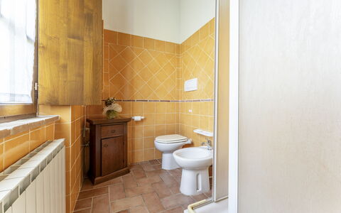 Marcigliana Cottage, Pool, Radicondoli: Arreglo De Tubería, Edificio, Baño, Ventana, Gabinetes, Diseño De Interiores, Lavabo, Suelo, Madera