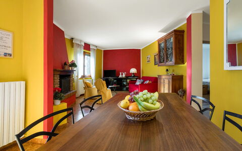 Bellavista Tuscany Apartment Panoramic Terrace: Mesa, Mueble, Propiedad, Comida, Silla, Vajilla, Madera, Diseño De Interiores, Piso, Suelo