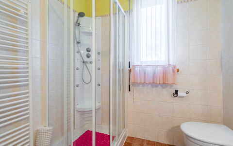 Bellavista Tuscany Apartment Panoramic Terrace: Propiedad, Arreglo De Tubería, Asiento Del Baño, Edificio, Baño, Baño, Diseño De Interiores, Piso, Arquitectura