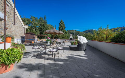 Bellavista Tuscany Apartment Panoramic Terrace: Cielo, Planta, Mesa, Edificio, Maceta, Superficie De La Carretera, Silla, Diseño Urbano, Árbol, Sombra