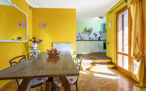 Bellavista Tuscany Apartment Panoramic Terrace: Mesa, Mueble, Propiedad, Madera, Silla, Marco, Pintar, Diseño De Interiores, Piso, Suelo