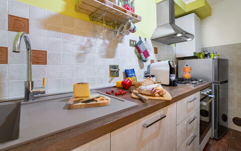 Bellavista Tuscany Apartment Panoramic Terrace: Gabinetes, Propiedad, Mostrador, Comida, Cocina, Naranja, Diseño De Interiores, Madera, Piso, Suelo