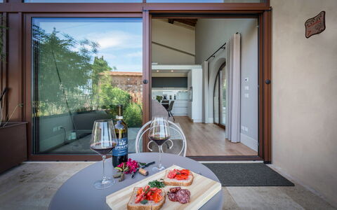 Melaiolo Modern Apartment With Pool, Montaione, To: Vajilla, Mesa, Comida, Puerta, Madera, Planta, Diseño De Interiores, Piso, Suelo