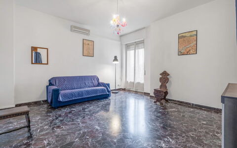 Romina Apartment, Florence, Campo Marte: Piso, Suelo, Diseño De Interiores, Departamento, Techo, Habitación, Sofá, Sala, Alfombra